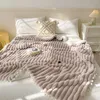 Couvertures Petite couverture en velours d'agneau imitation lapin à rayures simples avec pelote de laine de couleur unie épaissie des deux côtés