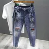 Pantalon noir Noir Gris Broderie Jeans Déchirés Personnalité Homme Bump Couleur Splash Peinture Rétro Version Coréenne Montrer Les Pieds Élastiques Minces Longs 5AMI