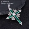 Hydrotermisk smaragdprinsessan klippt med Moissanite Melee Stone Cross Pendant för gåva