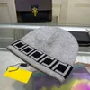 豪華な子供の帽子ニットハットデザイナーウィンタービーンファッションデザインニット帽子冬の帽子レタージャックユニセックスウォームハット