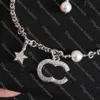 Bracciale con diamanti e perle Bracciale con ciondolo con lettera di design Braccialetti con gioielli di diamanti brillanti di lusso da donna Materiale in ottone di alta qualità