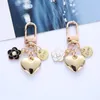 Metal Heart Keychain Camellia Letters Round Pendant Car Keys Ring for Women Girls Headphone Case Decoration biltillbehör