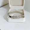 Braccialetto da sposa in stile di lusso Designer Regali di Natale Bracciale in argento placcato Design di gioielli di moda per le donne Commercio all'ingrosso di gioielli in acciaio inossidabile con braccialetto d'amore romantico