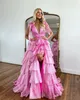 Robe de bal fuchsia 2k24 à volants en organza rose plongeant col en V pour femme préadolescente robe de concours d'hiver soirée formelle cocktail invité de mariage Capet rouge piste de gala fente