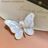 Pinki broszki Summer nowe broszki motyla dla kobiet urok Pearl Kolor Pins Pins Party Wedding Gifts Ubrania