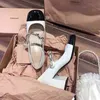 Sandaler kvinnors pumpar trend tjock häl all-match flicka lolita prinsessa kvinna sko patent läder pärla spänne kedja sommar sandal kvinnor skor 230417