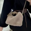 Sacos de noite Mulher Macia Bolsa De Pelúcia Bolsa De Ombro Moda Outono E Inverno Versão Coreana Simples Crossbody Bag Para Viajar Compras 231116