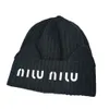 2021 jesienna zima miu super miękki zimny moda czarno-biała dwukolorowa mała wełniana kapelusz
