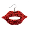 Gli ornamenti degli orecchini penzolano esagerano la personalità con il labbro rosso e la curvetta moda hip-hop punk con paillettes femminili