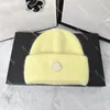 Eleganti cappelli lavorati a maglia con capelli di coniglio Morbidi berretti caldi Uomo Donna Colori caramelle Berretti con teschio Berretto firmato