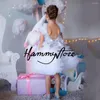 Девушка платья белым свадебным цветочным платьем, блестящее с блестками, обезвреживает плотное плавое место для вечеринки по случаю дня рождения дети первое причастие для девочек