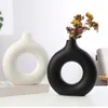 Vaser Nordic Ceramic Vase Circular Hollow Donuts Flower Vases Decoration Home Living Room Accessories Interior Office Desktop Decor 231117