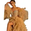 Chic High Low Prom Dresses Gold Tiered Tulle Pluffy A Line Special Chnows klänningar för kvinnor spetsar applikationer älskling från axeln långa ärmar sexig aftonklänning