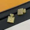 Дизайнерские серьги, роскошная вставка из циркона с римским алфавитом, классический флакон для духов Серьги-гвоздики, модные и индивидуальности, золото/серебро, 2 цвета, высокое качество, в коробке