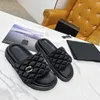 Kuddpool mulor kvinnor vadderad satin sandal låsande c kristallspänne solnedgång platt glider chanl skjutreglage tjock botten plattformar skor flopp