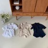 Set di abbigliamento 2023 Set estivo solido Ragazze Camicia sottile Doppia tasca T-shirt Ragazzi Top belli Pantaloncini larghi di cotone 2 pezzi Vestito di moda per bambini 230417