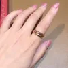 Обручальные кольца Классические стальные трехцветные трехцветные кольца из розового золота для мужчин и женщин Романтическое обручальное кольцо Роскошные ювелирные изделия для пар231118