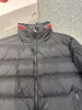 Designer-Daunenjacke für Herren, modisch, Stehkragen, Pufferjacke, Daunenjacke mit Armtasche und Abzeichen, warmer Wintermantel für den Winter, Größe 1–6