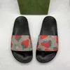 Pantofole da donna di nuova moda Pantofole Sandalo Sliders fondo spesso antiscivolo di alta qualità fondo morbido moda G pantofola da casa da donna indossano infradito da spiaggia