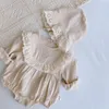 Rompers spetsprinsessan småbarn romper höst retro född baby flicka kläder bomull fjäder ren färg spädbarn kläder 2 st med hattar 230418