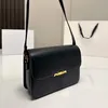 Damenhandtasche Designer eine Umhängetasche Luxus Umhängetasche Leder Schultergurt Mode lässig Umschlag Tasche Metall Logo Damen kleine quadratische Tasche Geldbörse