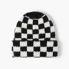 Beanie Skull Caps Novo chapéu de lã xadrez de outono e inverno para mulheres versáteis de cabeça grande, rosto pequeno, chapéu frio elegante, chapéu de malha quente