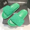 2023 Zapatillas de diseño Moda de verano Ringer Zapatillas de marca de lujo Muffin Zapatillas de pan de fondo grueso Mujer de una línea con sandalias casuales para exteriores que elevan la altura