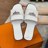 2023 femmes designer pantoufle diapositive sandales été marque corium chaussures plage classique p sandales décontractées taille femmes femme pantoufle extérieur avec un