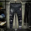 Jeans masculinos moda na moda bordado letras homens faculdade meninos magro pista zíper calças jeans destruído rasgado jeans preto branco jeans 231117