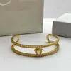 Punhos largos de designer, pulseira semi-aberta com retrato clássico esculpido de alto reconhecimento, tamanho ajustável, latão dourado 14K de alta qualidade, Natal, Dia dos Namorados