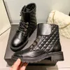 Stivali Martin da donna firmati Moda Caviglia nera Stivali da motociclista Stivali stringati piatti Logo catena in pelle Fibbia Scarpe firmate di lusso da donna Alta qualità