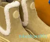 Pele de alta qualidade em couro Shell toe Plataforma Tornozelos de pele em lã quente Botas fofas peludas Moda Sapatos de neve Design de luxoCalçados de fábrica com