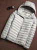 Gilet da uomo Primavera Autunno Marchio di moda Piumino d'anatra ultra leggero Uomo Coreano Streetwear Cappotto di piume Con cappuccio Abiti caldi da uomo 231118