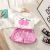 Set di abbigliamento Mela rossa Abiti a maniche corte Abiti estivi per neonate Bambini Set 2 pezzi Pantaloncini scozzesi in cotone per bambini Set Abbigliamento 9m4y 230418