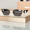 2024 novos óculos de sol de designer popular para mulheres senhoras óculos retrô uv400 lentes protetoras de metal quadrado estilo 53W com letras pernas laterais simples óculos de sol vidro legal