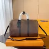 resväska luxurys handväskor axelväska duffelväska män kvinnor modedesigner väska stor kapacitet handväska klassisk tryckt belagd duk läder resväska ombordstigning