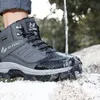 Botas Marca Hombres Invierno Nieve Impermeable Zapatillas de deporte de cuero Peluche Cálido High Top Mens Outdoor Senderismo Bota Tamaño 3947 231117