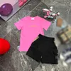 T-shirt per ragazzi 23ss Pantaloncini completi per bambini set per bambini abiti firmati Girocollo Stampa logo lettera in puro cotone Manica corta Pantaloncini cargo scozzesi adatti a vestiti per bambini