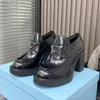 Driehoeklogo Retro leren damesschoenen met veters Dikke hakken Hoge hakken Pumps