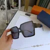 Мода роскошная дизайнер Lou Vut Cool Sunglasses 2022 New Fashion L Семейная горячая сеть красные солнцезащитные очки Большой рамка Square Street Shoot