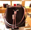 Die meistverkaufte Mode-Einkaufstasche Love V PU-Lederhandtasche große Canvas-Einkaufstasche wird mit einer kleinen Tasche in Braun bag2023 geliefert