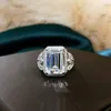 Klusterringar UMQ 925 Silver 2 CT Utmärkt Emerald Cut D Color Pass Diamond Test Moissanite Ring Ankomst Bröllopsmycken för kvinnor