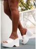 Slippers Comemore Slippers de verão preto Branco salto robusto Mules Saltos altos Plataforma da moda cunha sapatos de sandálias para mulheres 2023 Tamanho 43 J230417