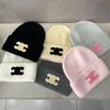 Moda versione coreana Designer invernale Cappello lavorato a maglia in pelliccia di coniglio Lettere unisex Snapback Berretto in lana calda per uomo Donna