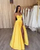 Dubaï arabe jaune une ligne robes de bal pour les filles bretelles spaghetti chérie satin plis drapé haut côté fendu formelle soirée Pageant robes de fête d'anniversaire