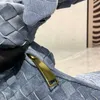 Denim Tığ Çanta Tote Çanta Tasarım Çantası Lüks Çanta Kadın Mini Çanta Düğüm Debriyaj Çantalar Örgü Bulut Çantaları Bayan Çanta Çanta Kaliteli Şık Yazı Çanta İçinde