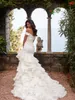 Elegant utanför axeln brud bröllopsklänningar kaskade rufsar sjöjungfru brudklänning ruched satin trädgård mantel de mariee