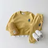 Kläder sätter Korea Toddler Baby Boys Gilrs Kläder sätter grundläggande bomullsbroderad björn sweatshirtjogger byxor set barn sport kostymer kläder 230418