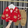 Kläderuppsättningar Designer 3st Boutique Outfits Korean Boy Girl Bear Printed Cardigan Coat Shirts Pants Casual Kids Tracksuits Baby Clothes Set