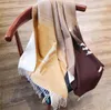 Nuova sciarpa in cashmere Pashmina, borsa isolante invernale di alta qualità di un marchio di lusso per designer femminili e felpa con cappuccio sciallata neutra e casual alla moda